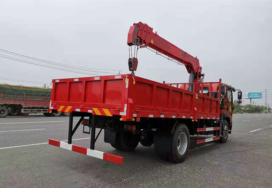 重汽豪曼(國六)4500軸距8噸隨車吊