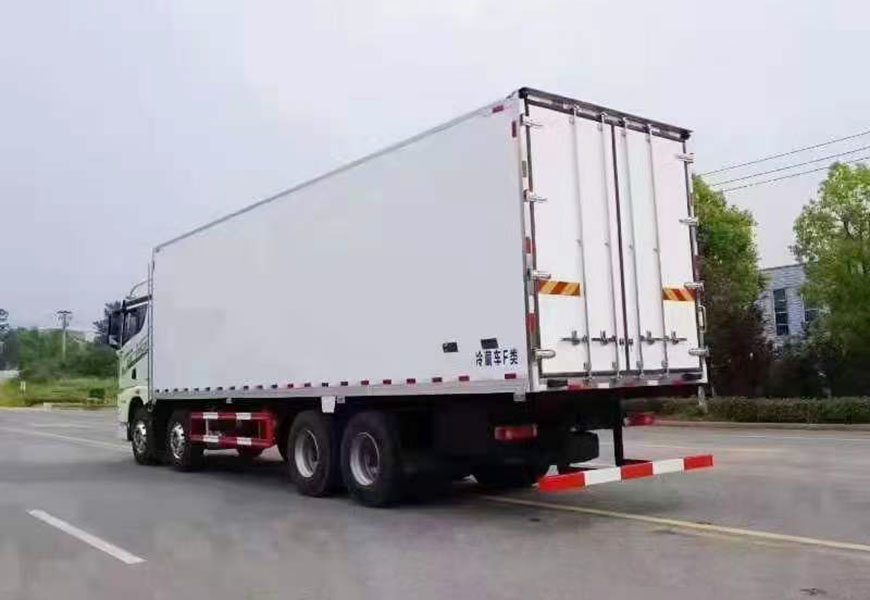 解放JH6領(lǐng)航 9.6米高頂雙臥冷藏車(chē)(國(guó)六)